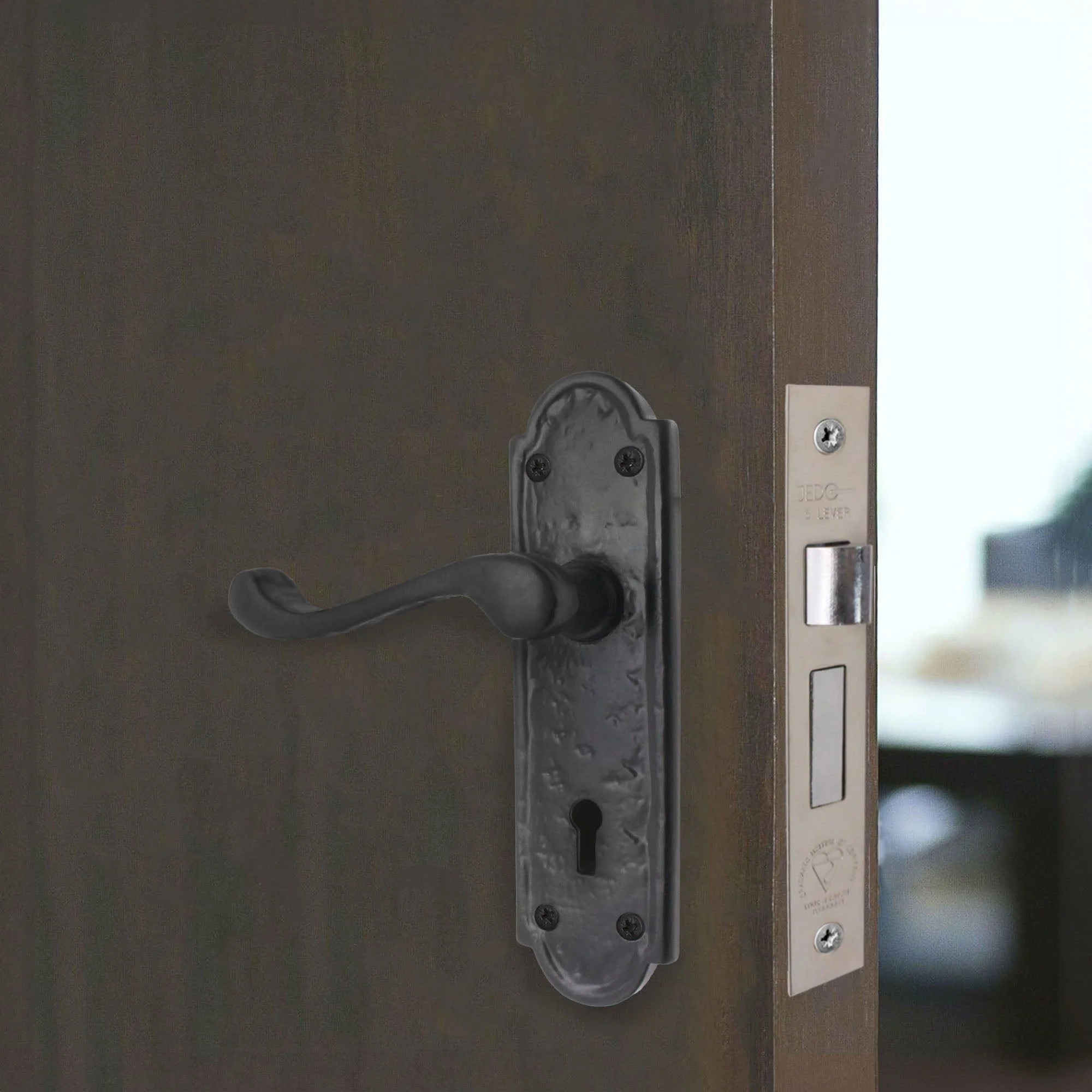 Black Iron Lever Door Handles on Backplate Retro Pattern 5 Lever Lock Set - 170 x 50mm - 66mm Lock x 76mm Hinges - Image 6