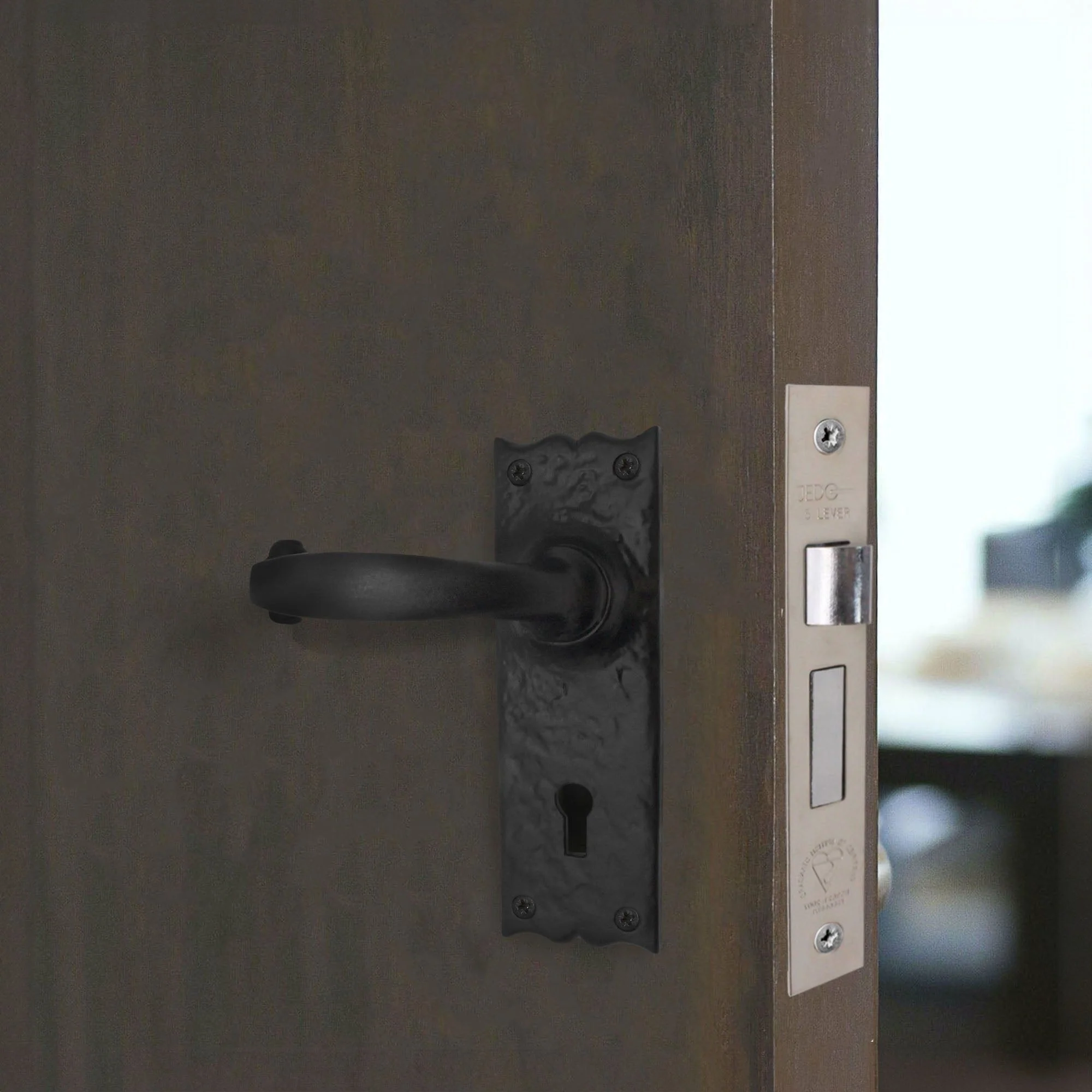 Black Iron Lever Door Handles on Backplate Traditional Canterbury Pattern 5 Lever Lock Pack - 150 x 47mm - 65mm Lock & 76mm Hinge- Black Antique Iron - Image 6